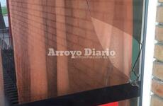 Vandalismo o intento de ingreso al local. Se desconocen las verdaderas intenciones por las que da&ntilde;aron uno de los cristales de la sede social.