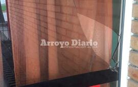 Vandalismo o intento de ingreso al local. Se desconocen las verdaderas intenciones por las que da&ntilde;aron uno de los cristales de la sede social.