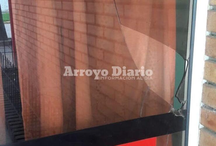 Vandalismo o intento de ingreso al local. Se desconocen las verdaderas intenciones por las que da&ntilde;aron uno de los cristales de la sede social.