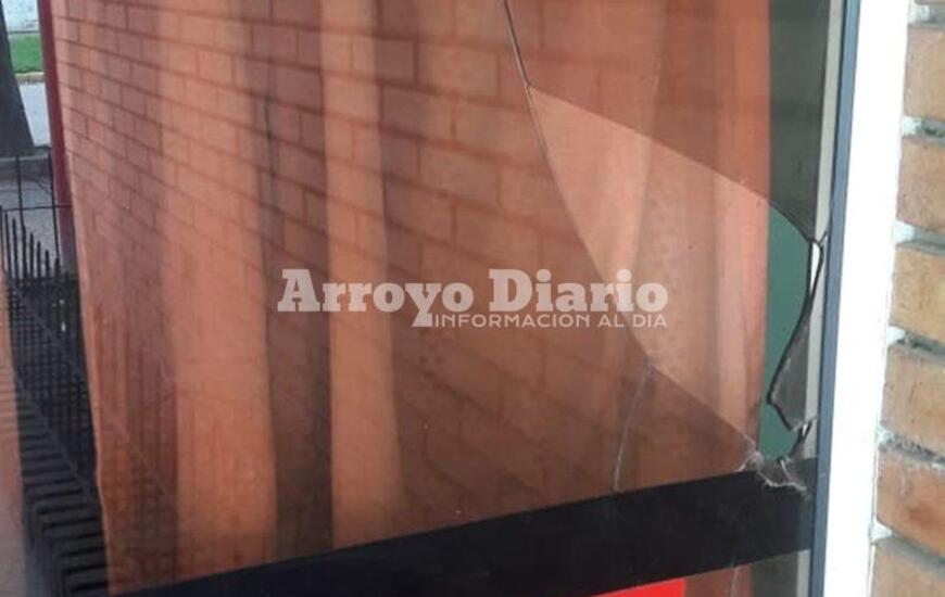 Vandalismo o intento de ingreso al local. Se desconocen las verdaderas intenciones por las que dañaron uno de los cristales de la sede social.