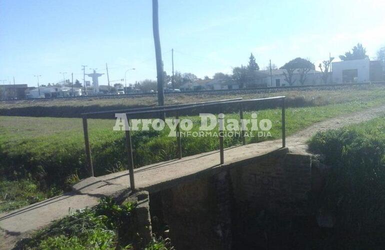 El lugar del robo. Este puente es el paso obligado para muchos vecinos del Barrio G&uuml;emes.