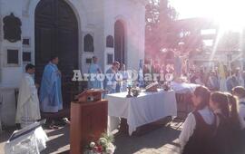 En las puertas de la parroquia. La Misa se celebró al aire libre frente a la Iglesia.
