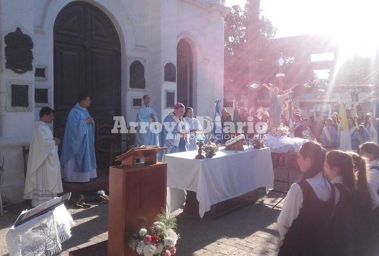 En las puertas de la parroquia. La Misa se celebró al aire libre frente a la Iglesia.