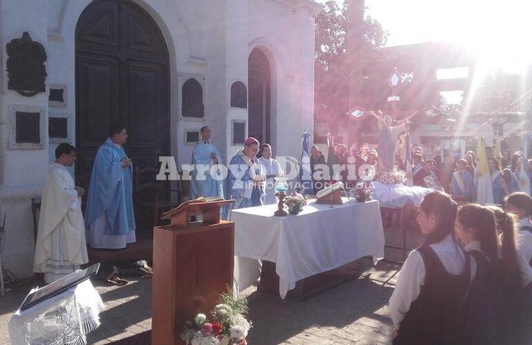 En las puertas de la parroquia. La Misa se celebró al aire libre frente a la Iglesia.