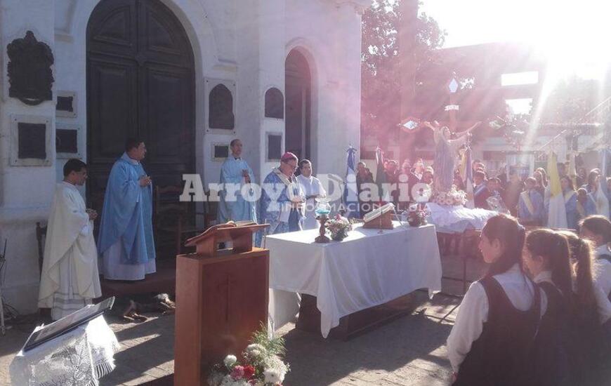 En las puertas de la parroquia. La Misa se celebr&oacute; al aire libre frente a la Iglesia.