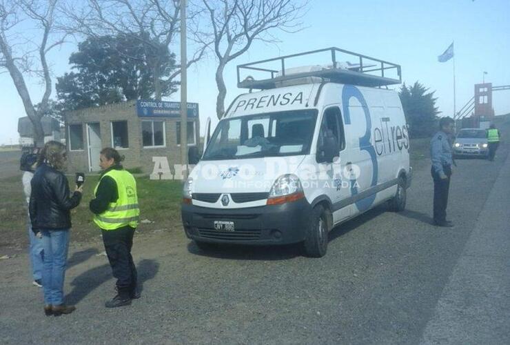 En el acceso. La unidad fue demorada frente al puesto de control ubicado frente a la Axion. Foto: Nicolás Trabaina