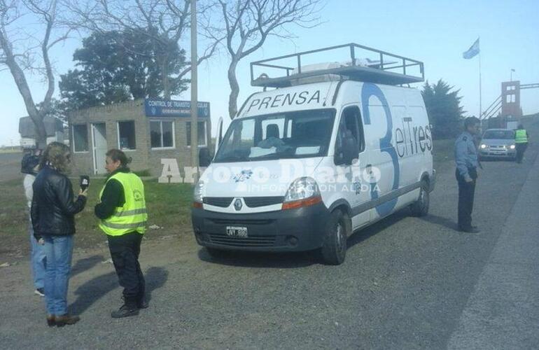 En el acceso. La unidad fue demorada frente al puesto de control ubicado frente a la Axion. Foto: Nicolás Trabaina