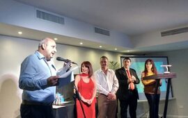 En el escenario. Maximiliano Pascual recibiendo el premio anoche en VCP.