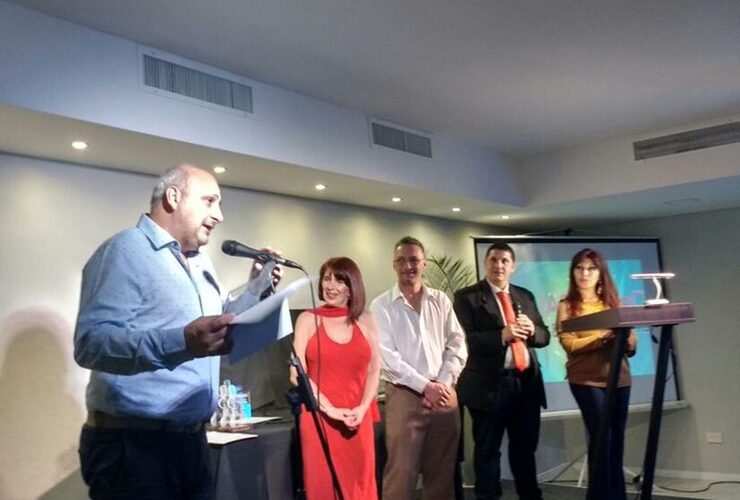 En el escenario. Maximiliano Pascual recibiendo el premio anoche en VCP.