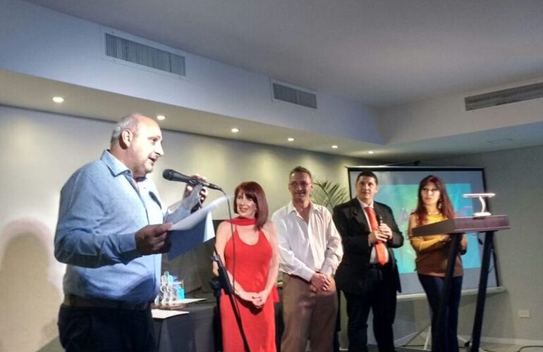 En el escenario. Maximiliano Pascual recibiendo el premio anoche en VCP.