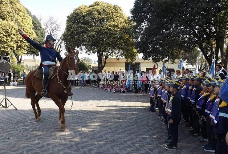 ¡Viva la Patria!. San Martín fue una de las sorpresas durante el acto de esta tarde.