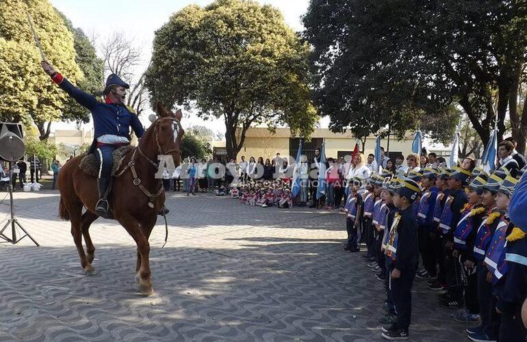 ¡Viva la Patria!. San Martín fue una de las sorpresas durante el acto de esta tarde.