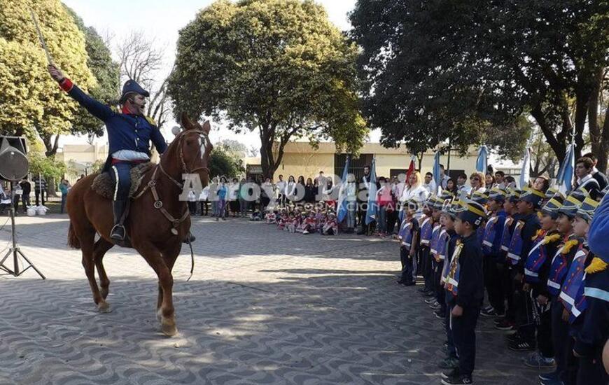 ¡Viva la Patria!. San Martín fue una de las sorpresas durante el acto de esta tarde.
