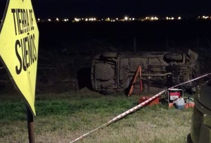 Así quedó el Megane frente al ingreso a Tierra de sueños 2. Foto: Rosario3.com