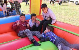 Ni&ntilde;os en el Barrio Playa Hermosa. Foto: Municipalidad FB