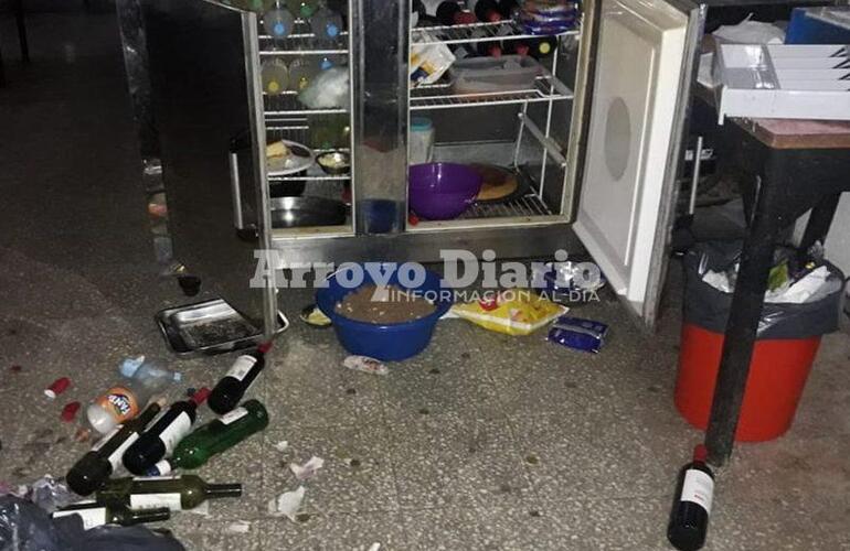 Desorden, da&ntilde;os e intento de robo. As&iacute; qued&oacute; uno de los lugares invadido por este sujeto.