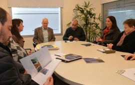 C&oacute;nclave. El defensor Ra&uacute;l Lamberto escuch&oacute; ayer los reclamos de los vecinos.