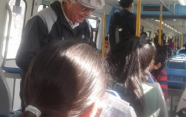 Imagen de Un anciano repartió billetes de $200 en un tren