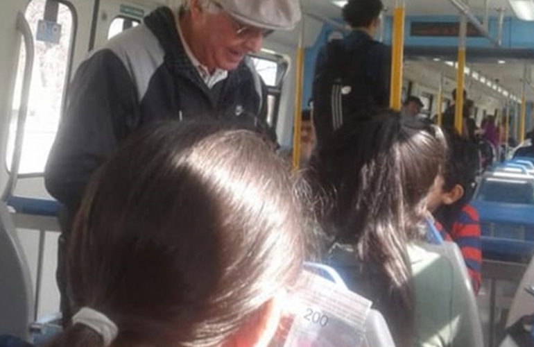 Imagen de Un anciano repartió billetes de $200 en un tren