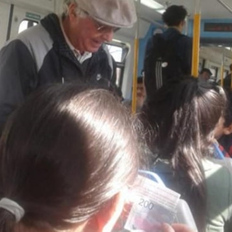 Imagen de Un anciano repartió billetes de $200 en un tren