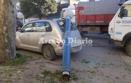 Imagen de Columna de alumbrado público cayó sobre un auto