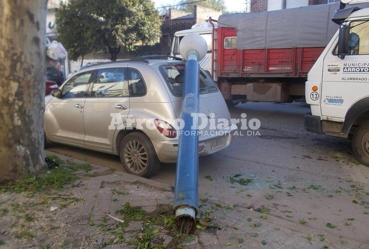 Imagen de Columna de alumbrado público cayó sobre un auto