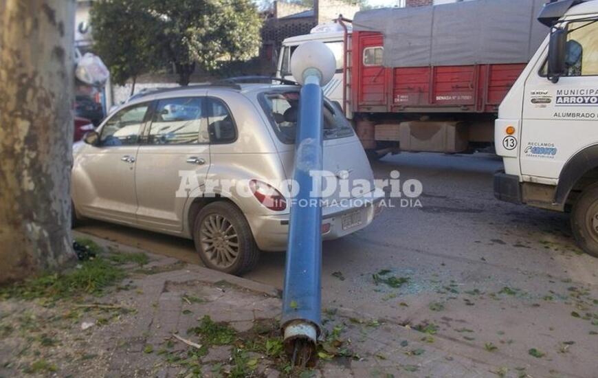 Imagen de Columna de alumbrado público cayó sobre un auto