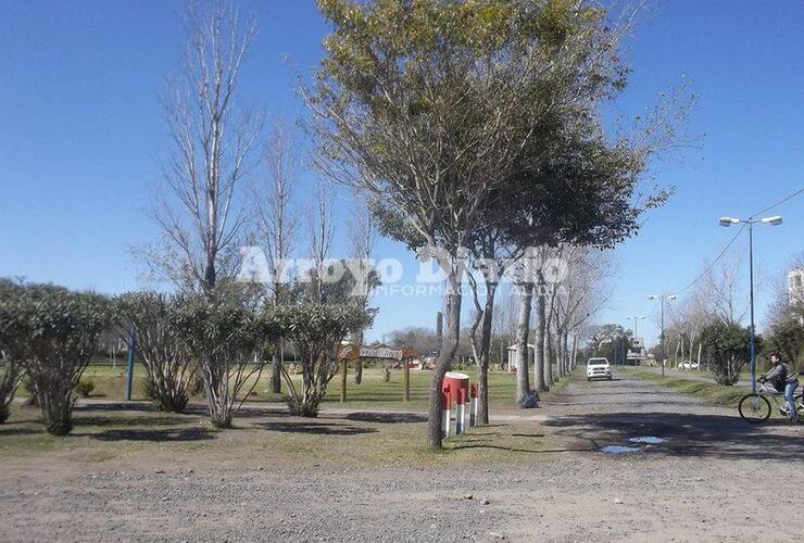 9 de Julio y las vías. El Paseo Pedro Spina está lindero a las vías del ferrocarril.