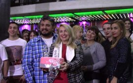 Una fiesta. La foto del final, María Emilia y Juan Pablo saludando a los presentes y festejando el cumpleaños de Yo Mujer.