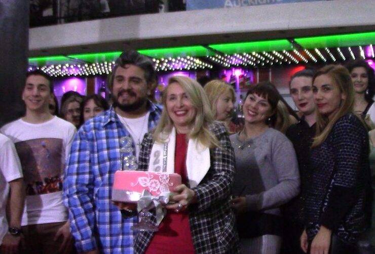 Una fiesta. La foto del final, María Emilia y Juan Pablo saludando a los presentes y festejando el cumpleaños de Yo Mujer.