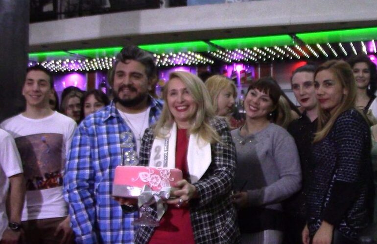 Una fiesta. La foto del final, María Emilia y Juan Pablo saludando a los presentes y festejando el cumpleaños de Yo Mujer.