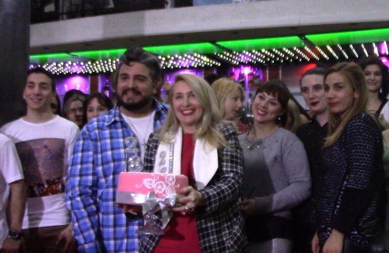 Una fiesta. La foto del final, María Emilia y Juan Pablo saludando a los presentes y festejando el cumpleaños de Yo Mujer. Una fiesta. La foto del final, María Emilia y Juan Pablo saludando a los presentes y festejando el cumpleaños de Yo Mujer.