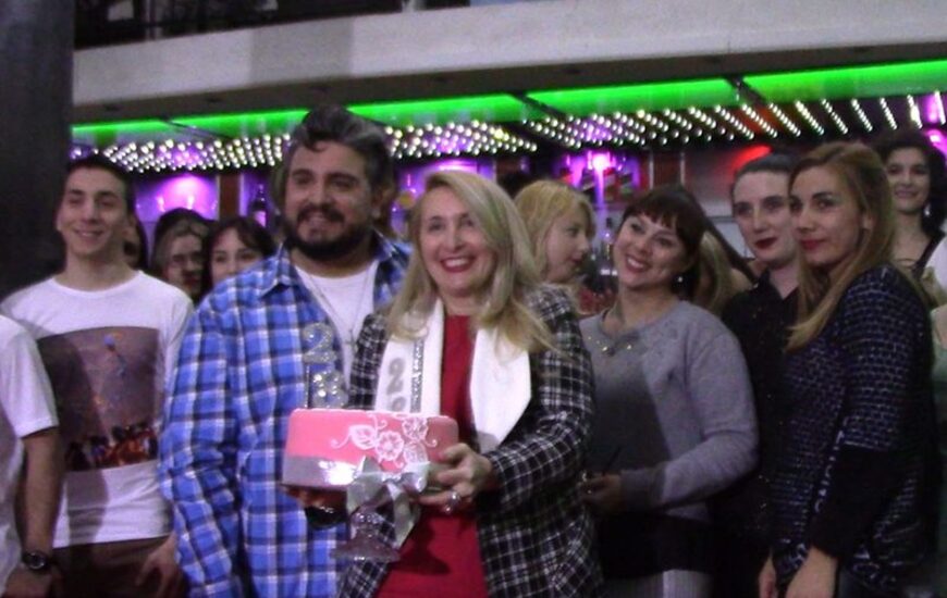 Una fiesta. La foto del final, María Emilia y Juan Pablo saludando a los presentes y festejando el cumpleaños de Yo Mujer.
