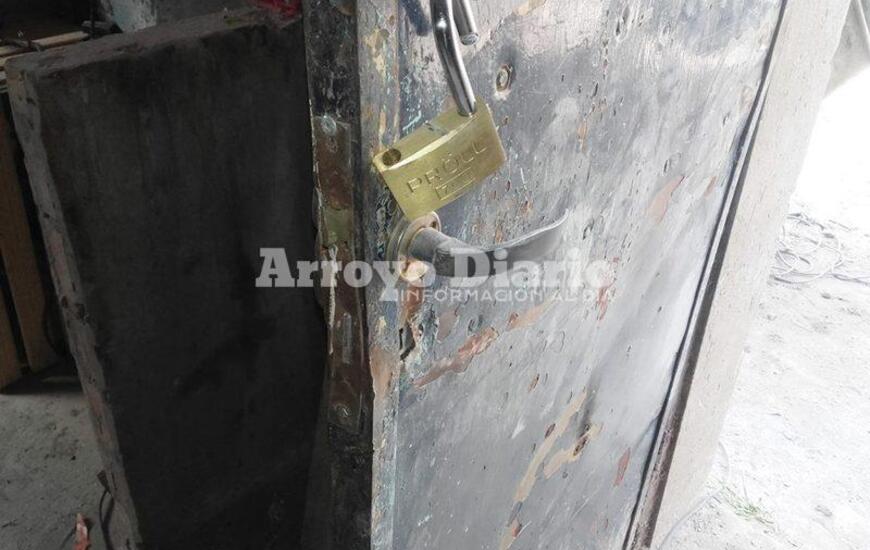 Barreteada. Los ladrones rompieron la cerradura y violentaron el ingreso para poder llevarse herramientas y m&aacute;quinas.