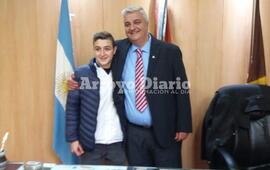 M&aacute;ximo Concetti fue recibido por el intendente Nizar Esper este viernes. Foto: Gentileza Stella Gasparri.
