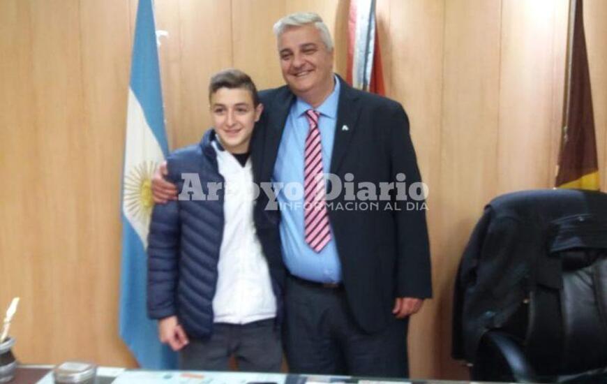 M&aacute;ximo Concetti fue recibido por el intendente Nizar Esper este viernes. Foto: Gentileza Stella Gasparri.