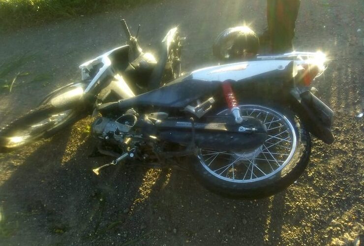 La motocicleta en la que se trasladaba el muchacho que resultó herido.