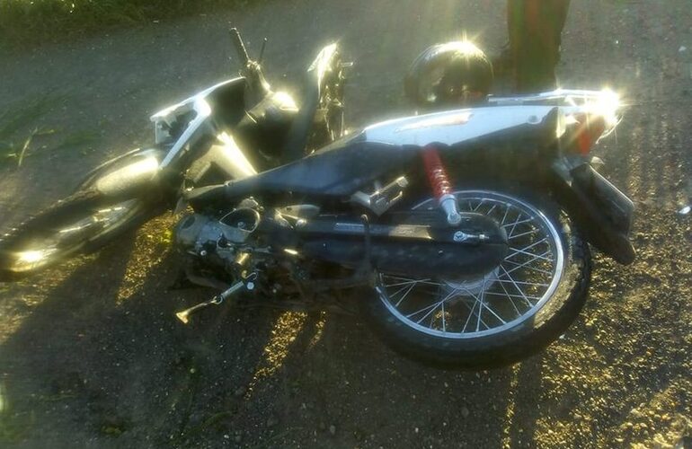 La motocicleta en la que se trasladaba el muchacho que resultó herido.