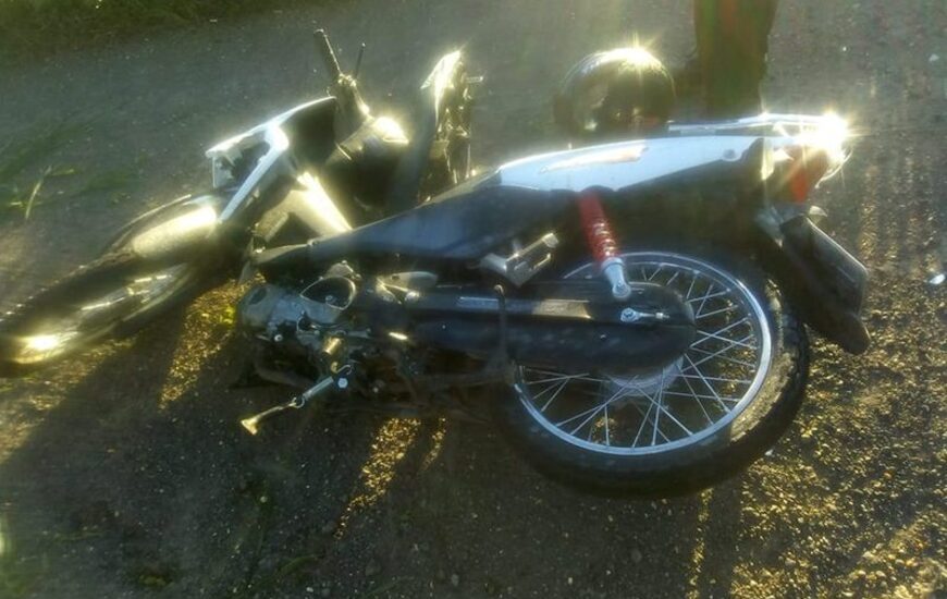 La motocicleta en la que se trasladaba el muchacho que result&oacute; herido.