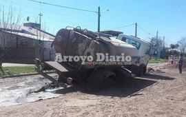 Así había quedado. Después de algunas horas de permanecer atascado, finalmente pudo ser arrastrado por una máquina que consiguió liberarlo.