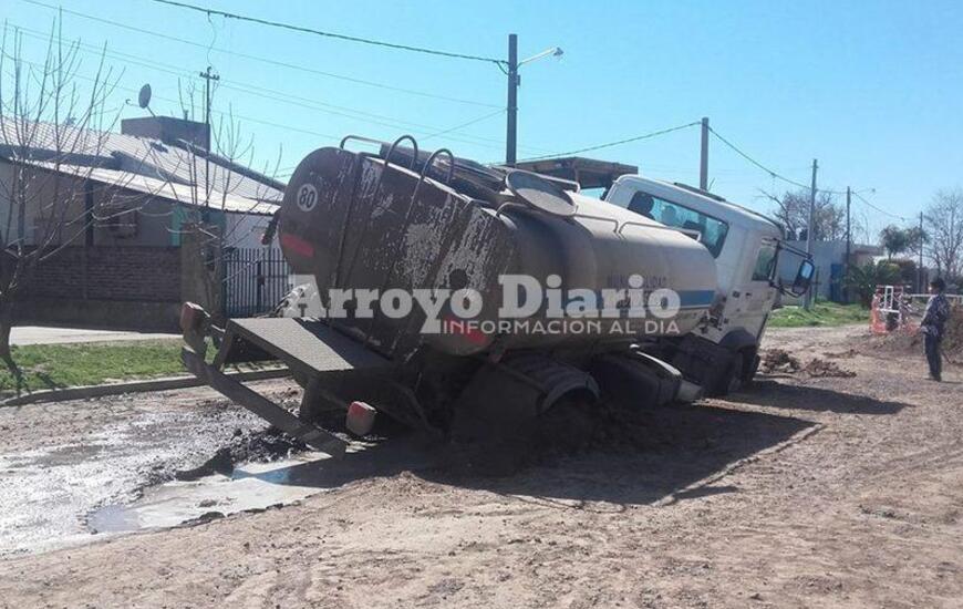 Así había quedado. Después de algunas horas de permanecer atascado, finalmente pudo ser arrastrado por una máquina que consiguió liberarlo.
