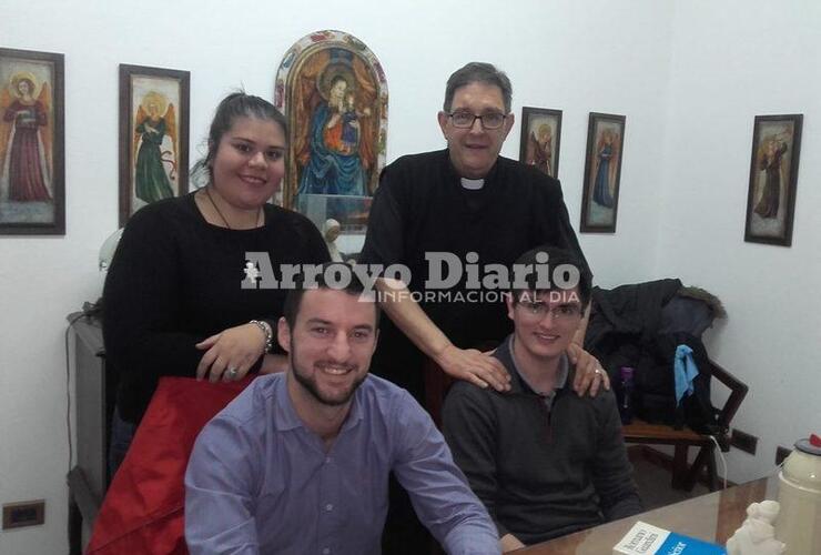 Foto grupal. Yamila, Nicolás, César y el Padre Pedro nos recibieron hoy en la Parroquia.