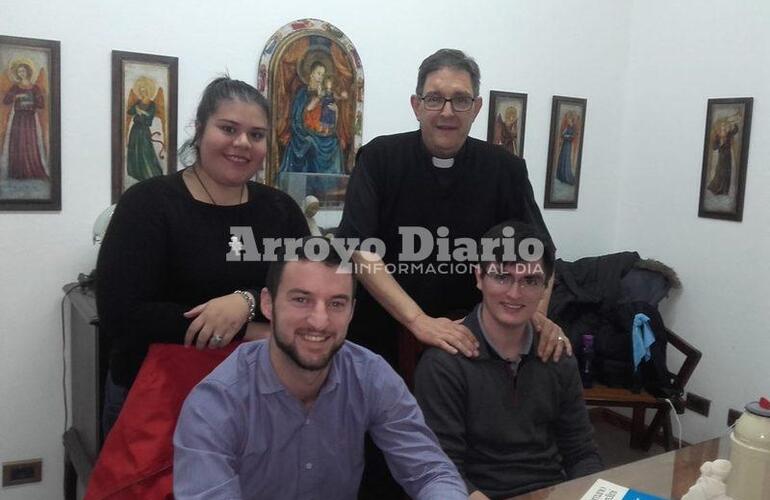 Foto grupal. Yamila, Nicolás, César y el Padre Pedro nos recibieron hoy en la Parroquia.