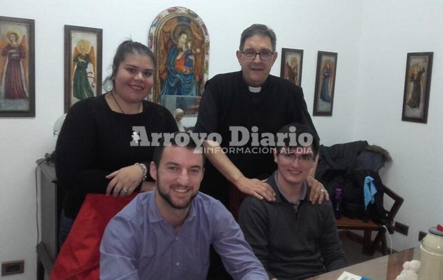 Foto grupal. Yamila, Nicol&aacute;s, C&eacute;sar y el Padre Pedro nos recibieron hoy en la Parroquia.