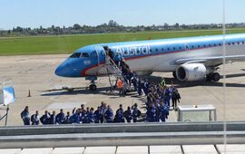 Los chicos viajan en avi&oacute;n como parte de la experiencia. Foto: Facebook