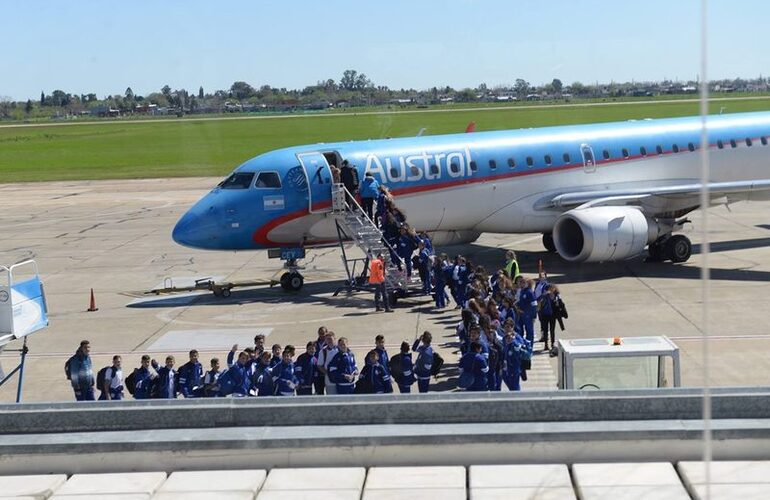 Los chicos viajan en avión como parte de la experiencia. Foto: Facebook