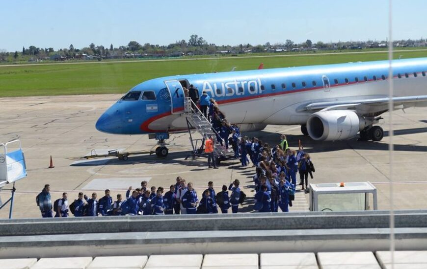 Los chicos viajan en avi&oacute;n como parte de la experiencia. Foto: Facebook