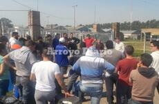 Durante la tarde. La asamblea se realizó hoy en las puertas de la empresa.