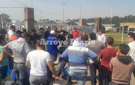 Durante la tarde. La asamblea se realizó hoy en las puertas de la empresa.