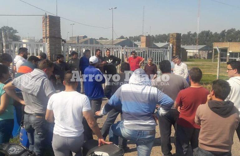 Durante la tarde. La asamblea se realizó hoy en las puertas de la empresa.